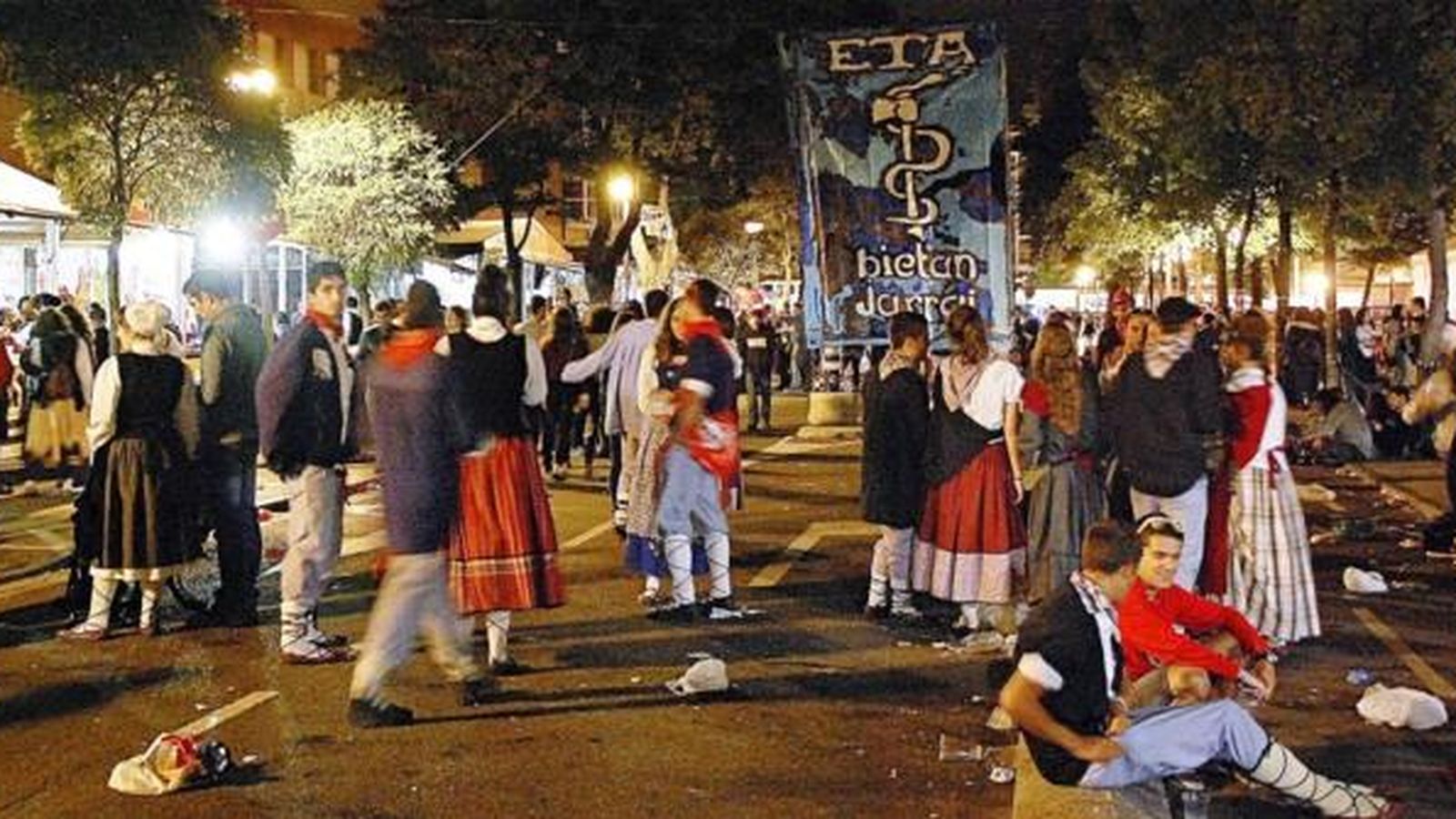 Foto: Imagen de una pancarta a favor de ETA durante las fiestas de Vitoria en el País Vasco. (Covite)