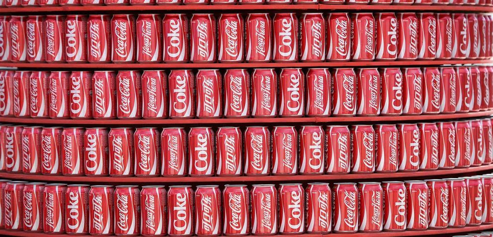 Latas de coca-cola en un supermercado (Reuters)