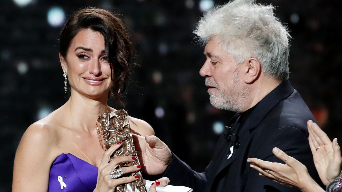 Penélope Cruz, con Pedro Almodóvar, recibiendo su César de Honor. (Reuters)