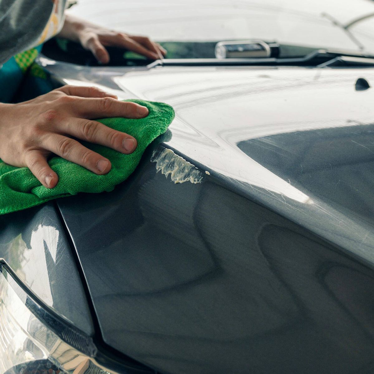 Cómo quitar manchas y arañazos de pintura de tu coche