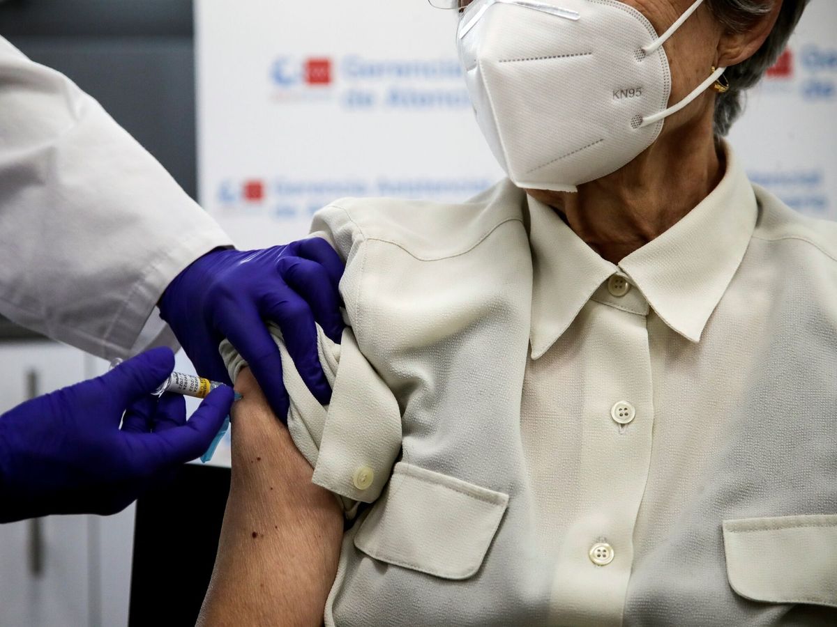 Foto: Una mujer se vacuna de la gripe y del covid-19 en Madrid. (EFE/David Fernández)
