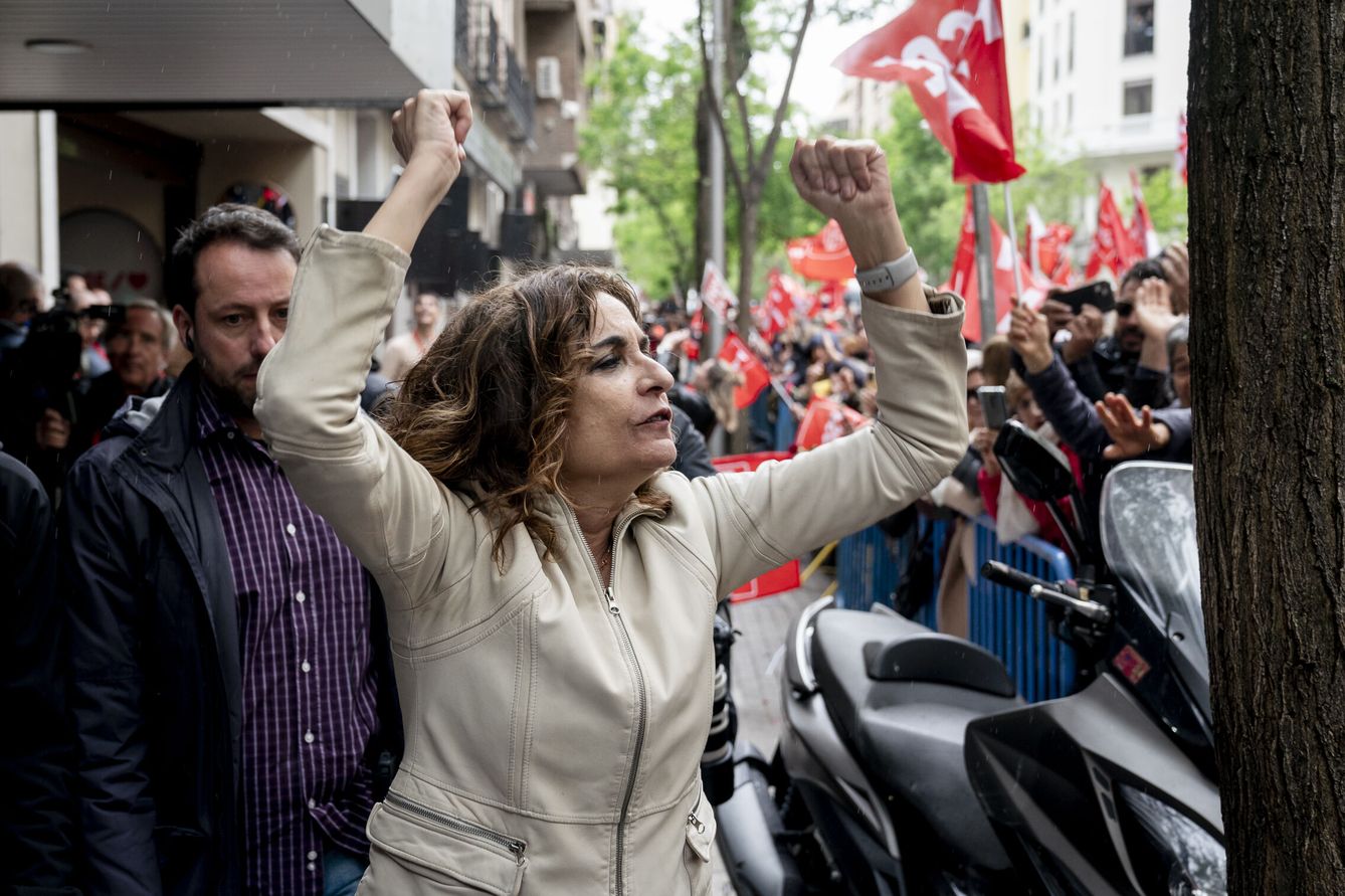 Montero, durante una concentración en la calle de Ferraz. (Europa Press/A. Pérez Meca).