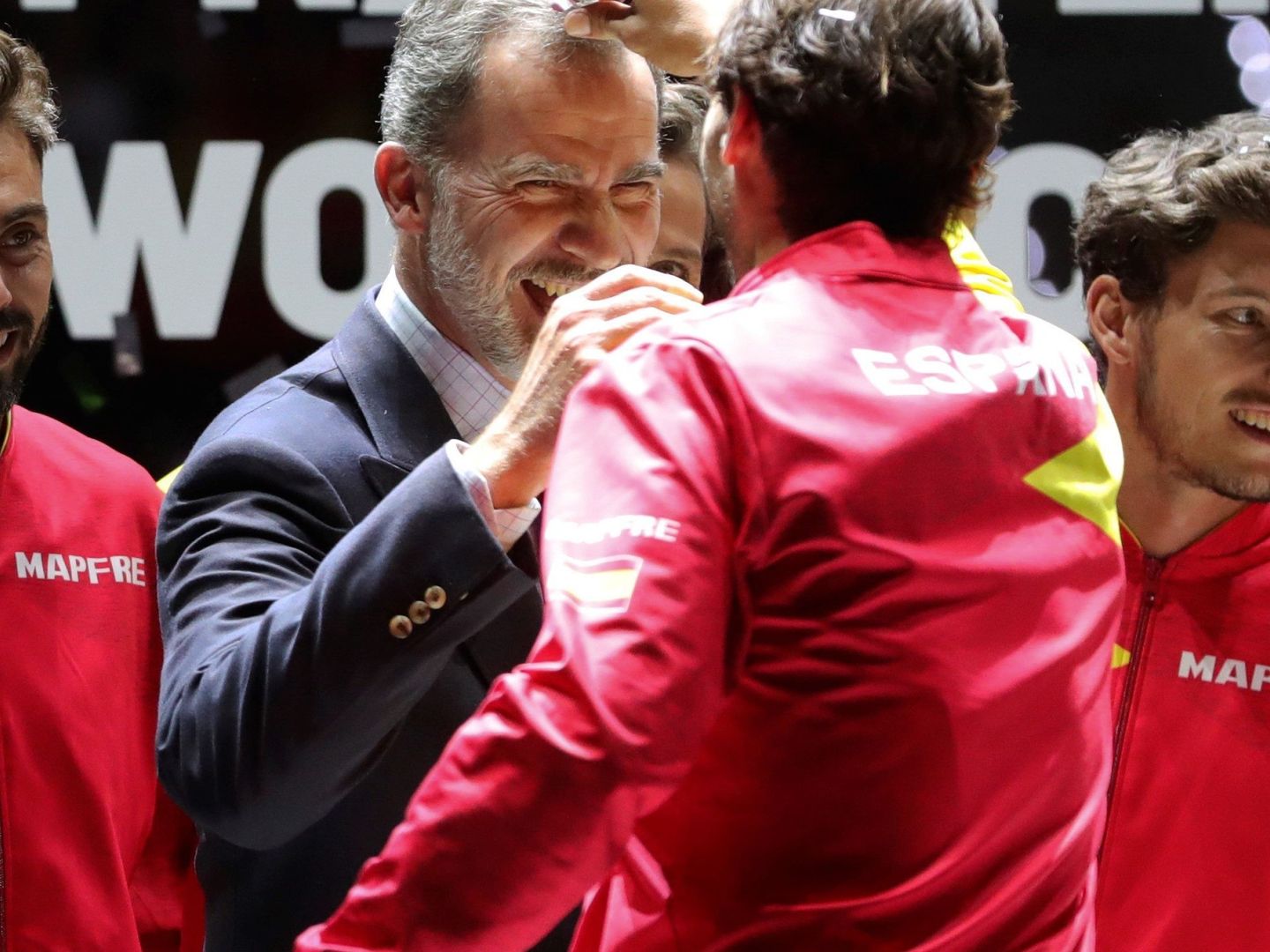 Rafa Nadal retira confeti de la cabeza del rey Felipe VI, tras la entrega del trofeo de la Copa Davis. (EFE)