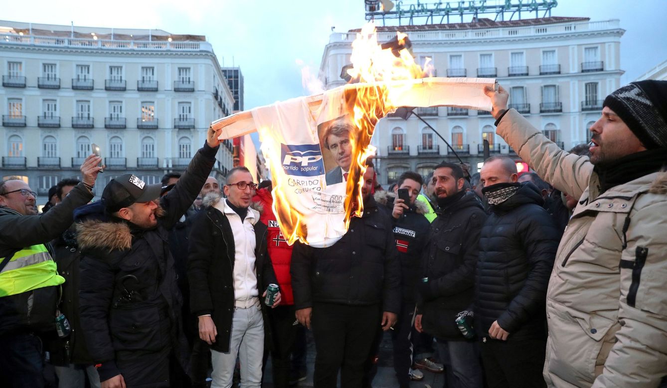 Taxistas queman una imagen de Garrido. (EFE)
