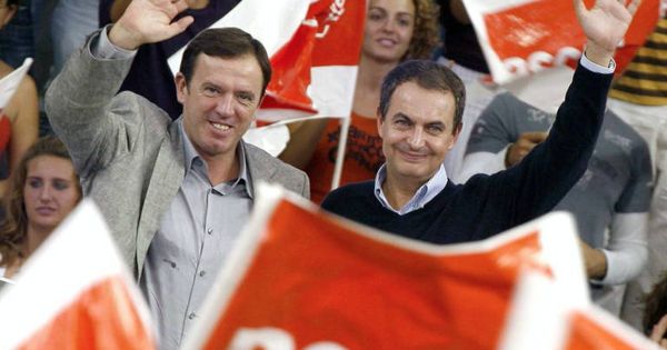 Foto: Ignasi Pla y José Luis Rodríguez Zapatero, en un acto electoral del PSOE. (EFE)