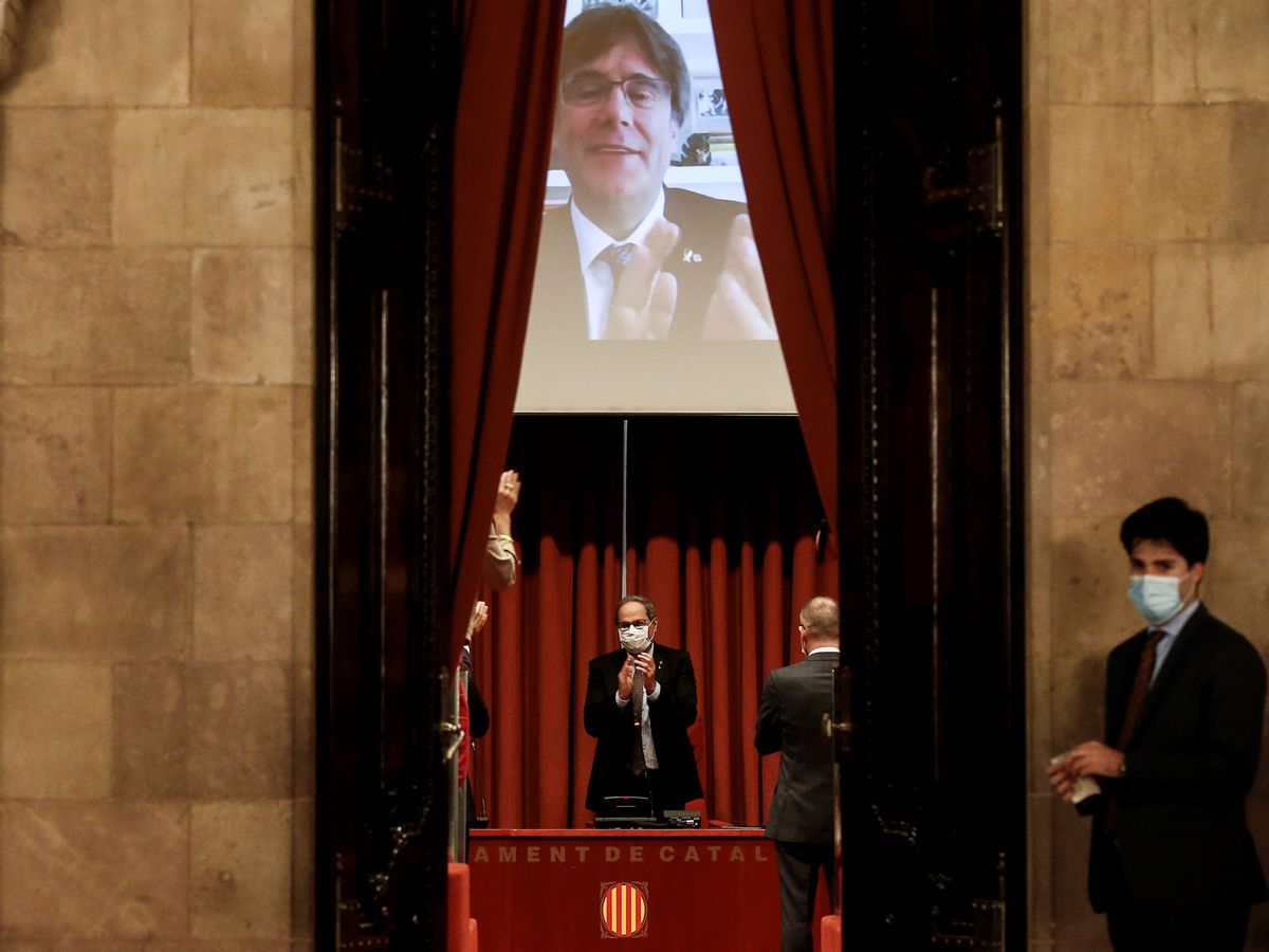 Foto: El expresidente de la Generalitat Quim Torra recibe el aplauso del expresidente Carles Puigdemont (en la pantalla). (EFE)