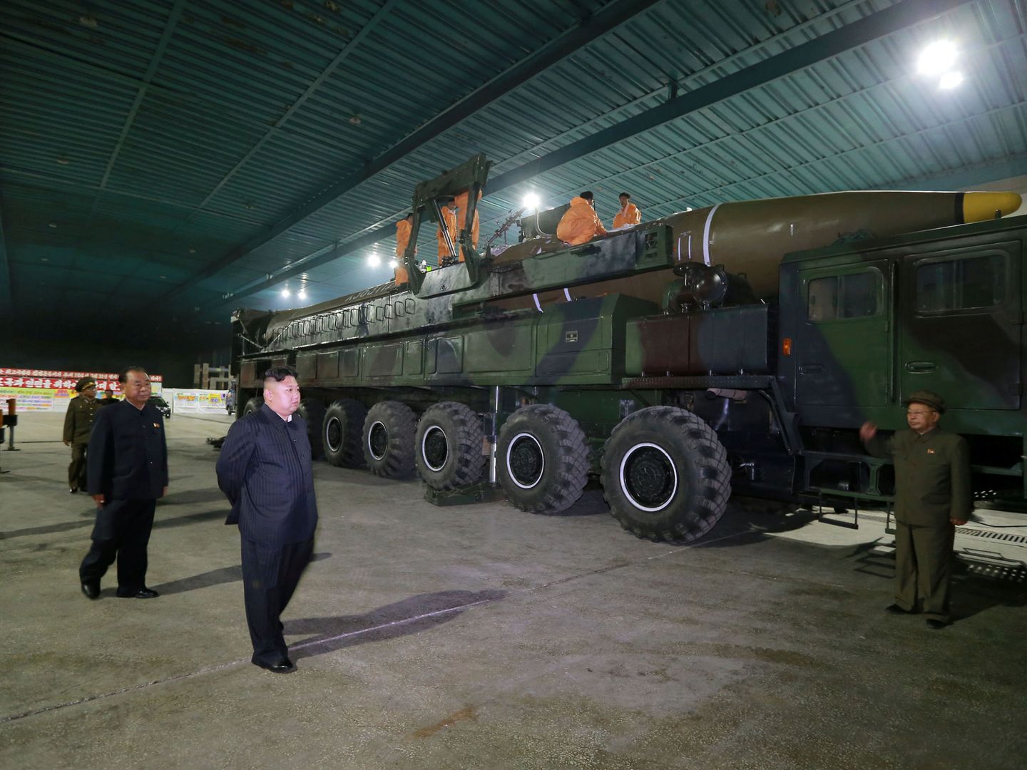 Kim Jong-un inspecciona el Hwasong-14 antes de su lanzamiento, a principios de julio. (Reuters)