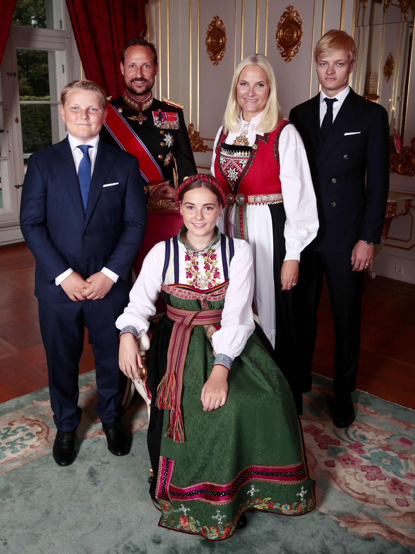 Marius Borg, en las fotos oficiales de la confirmación de su hermana, Ingrid Alexandra. (EFE/Casa Real de Noruega)