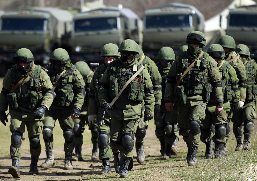 Foto: Presuntos soldados rusos instalan un campamento a las afueras de Simferópol, capital de Crimea (Reuters). 