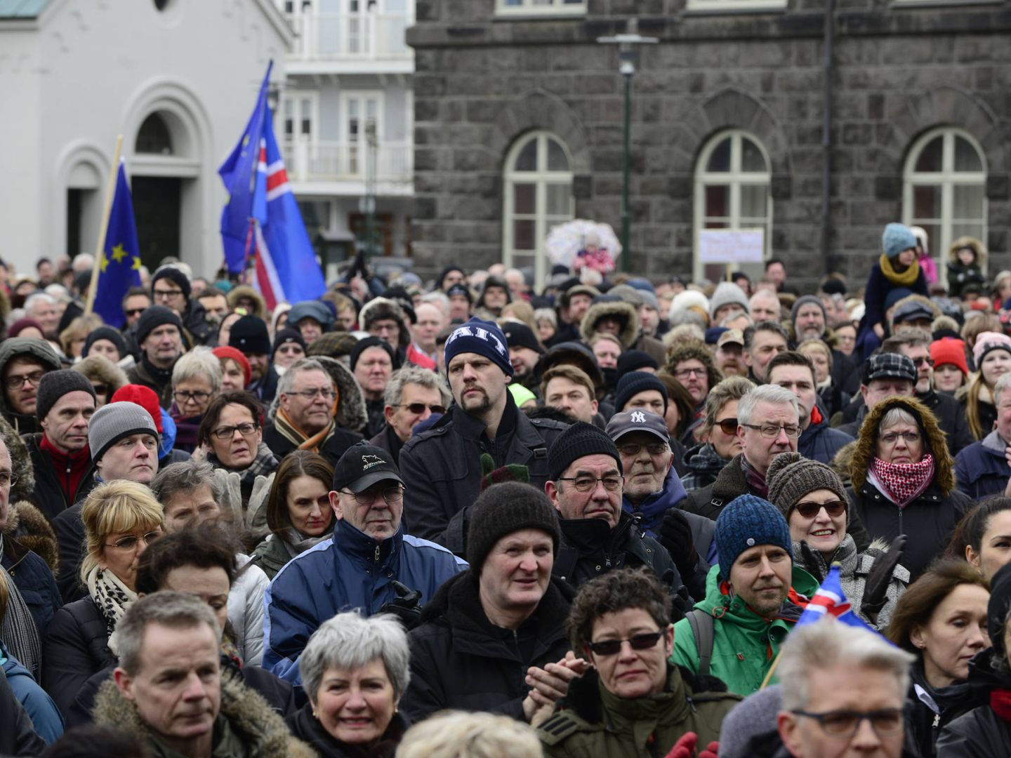 Islandeses durante una protesta contra el Gobierno por su decisión de no comenzar las negociaciones con la UE, en Reikiavik, marzo de 2015. (Reuters)