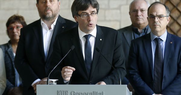 Foto: El presidente de la Generalitat, Carles Puigdemont (c), junto a los miembros de su Gobierno. (EFE)
