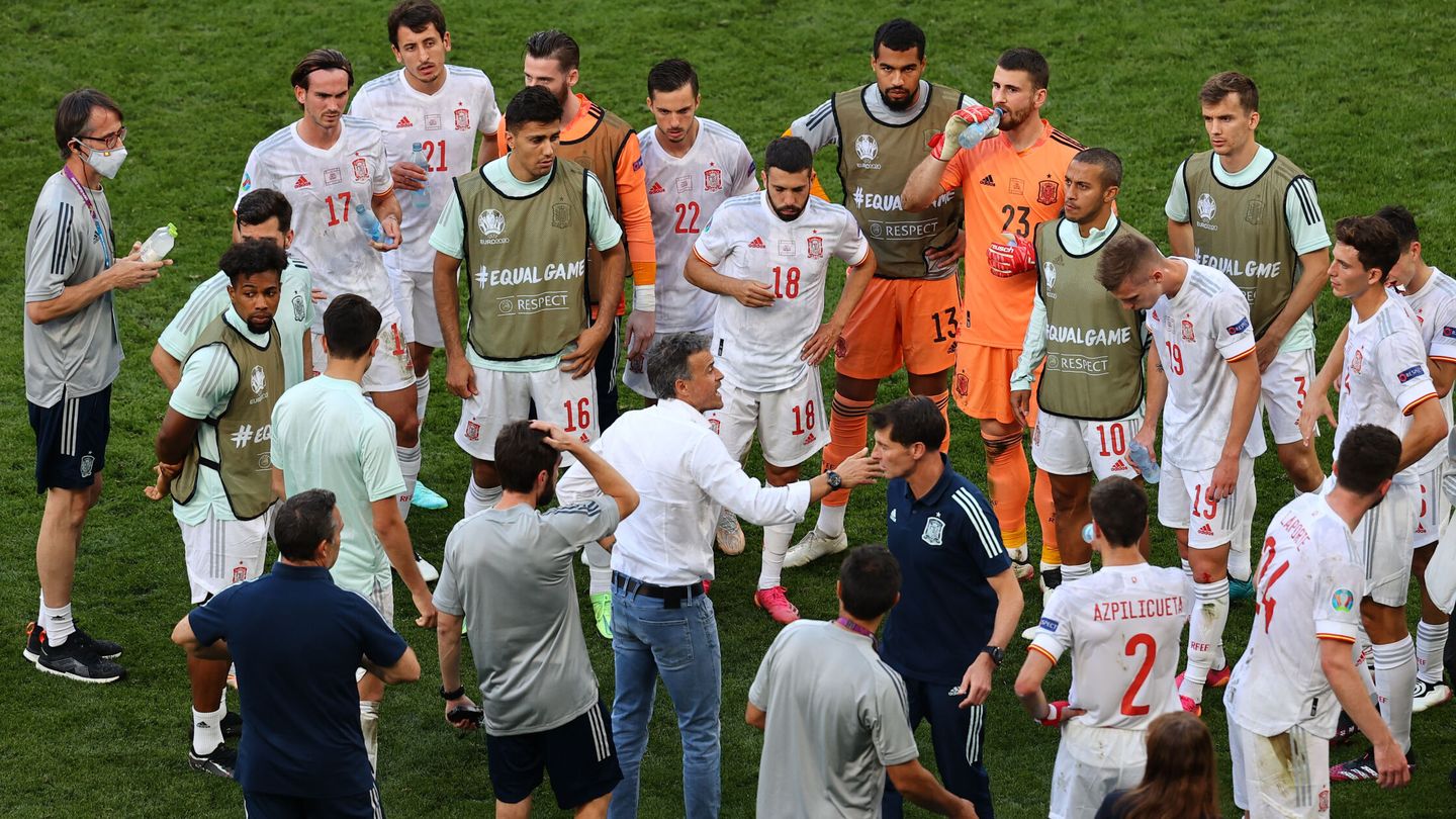 Soccer Football - Euro 2020 - Round of 16 - Croatia v Spain - Parken Stadium, Copenhagen, Denmark - June 28, 2021 Spain coach Luis Enrique talks to his players before the start of extra time Pool via REUTERS Wolfgang Rattay