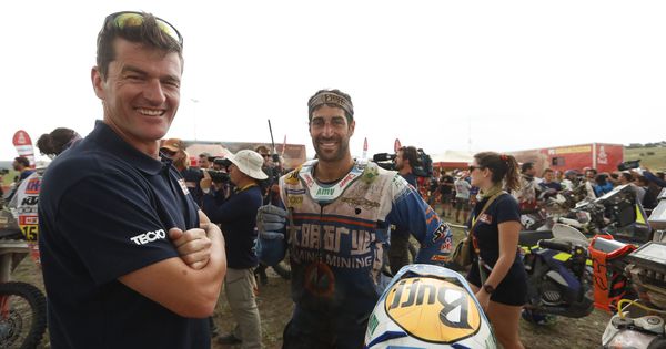 Foto: El español Armand Monleon (d) posa junto al director deportivo del Dakar, Marc Coma (i). (EFE)