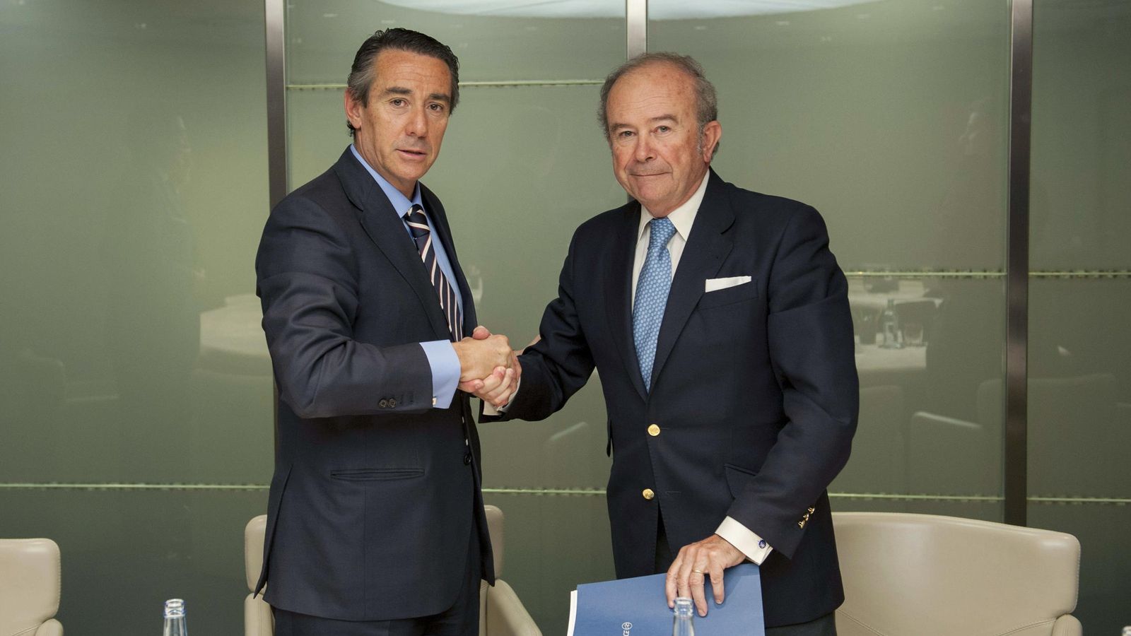 Foto: El presidente de Cesce, Álvaro Bustamente (d), y el director general de Negocios de CaixaBank, Juan Antonio Alcaraz. (EFE)
