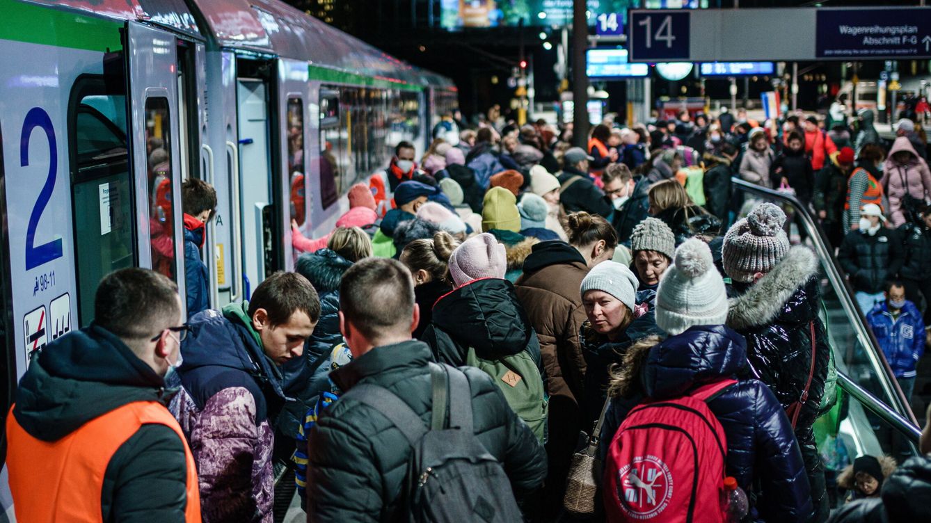 Foto: Refugiados ucranianos, la mayoría sin mascarilla, llegan a la estación de tren de Berlín. (EFE/Clemens Bilan)