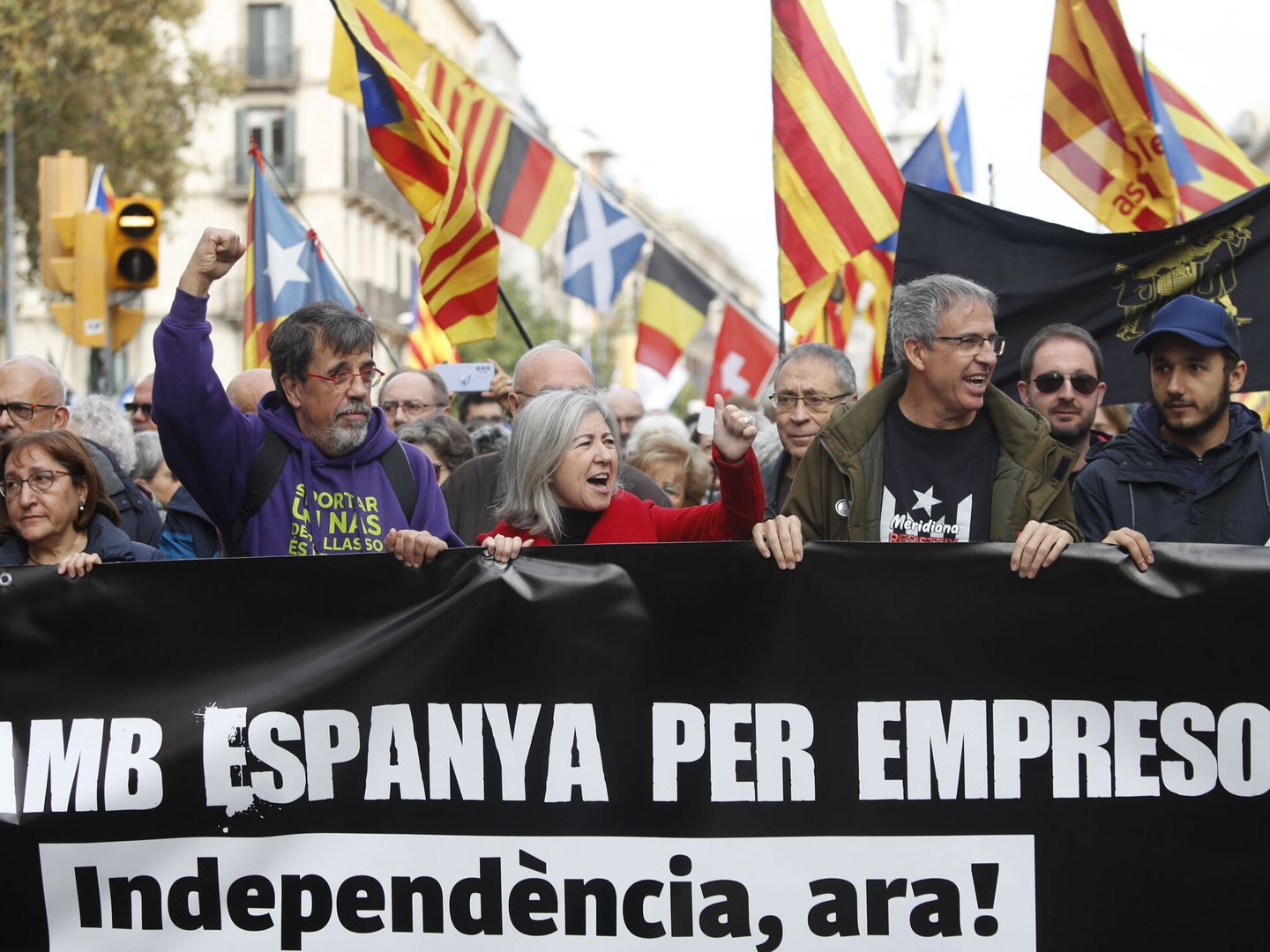  La presidenta de la ANC, Dolors Feliu (c), participa en la manifestación convocada este martes en Barcelona. (EFE/Marta Perez)