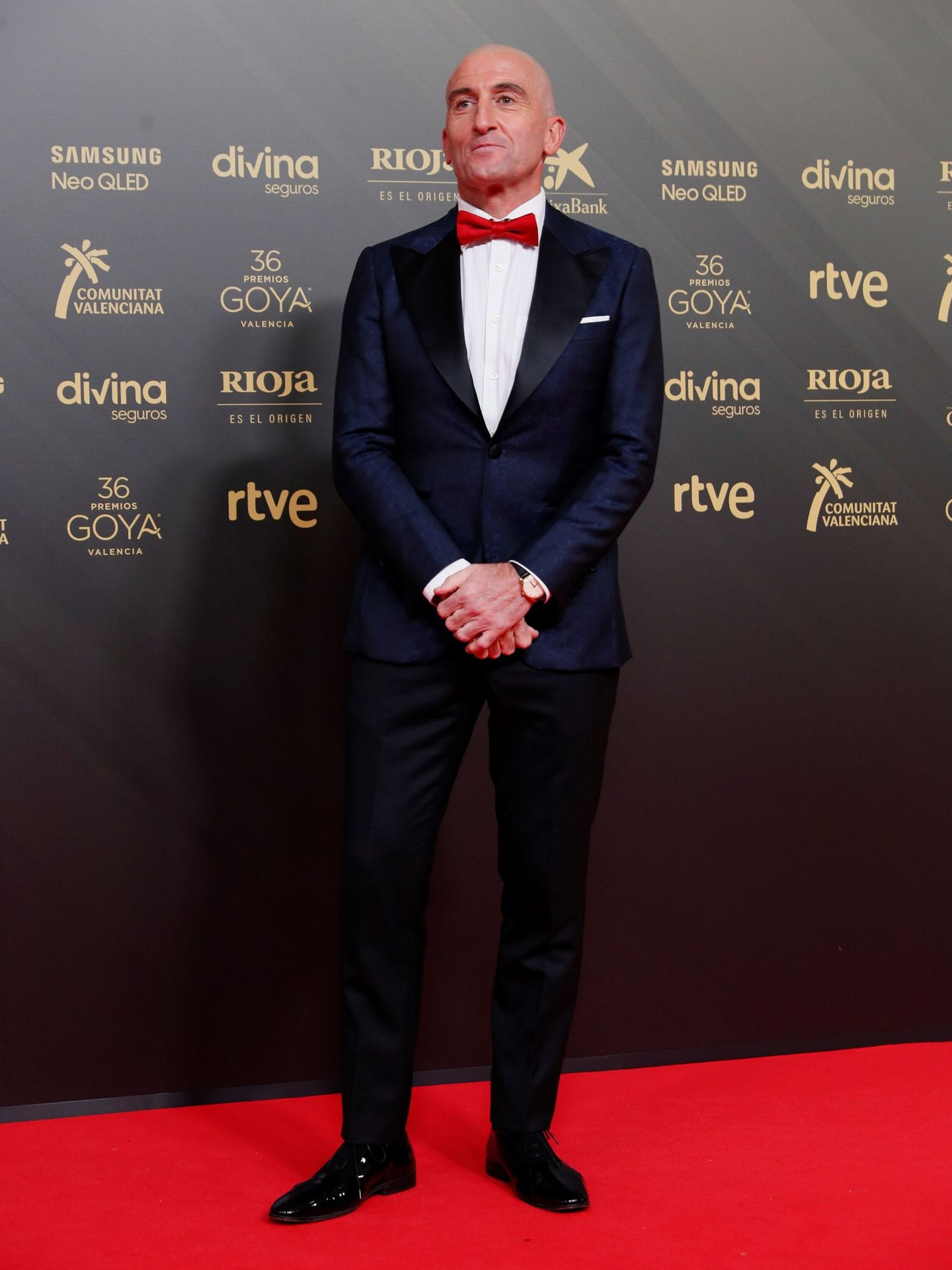 El actor Luis Zahera posa en la alfombra roja durante los Premios Goya 2022. (EFE/Biel Aliño)