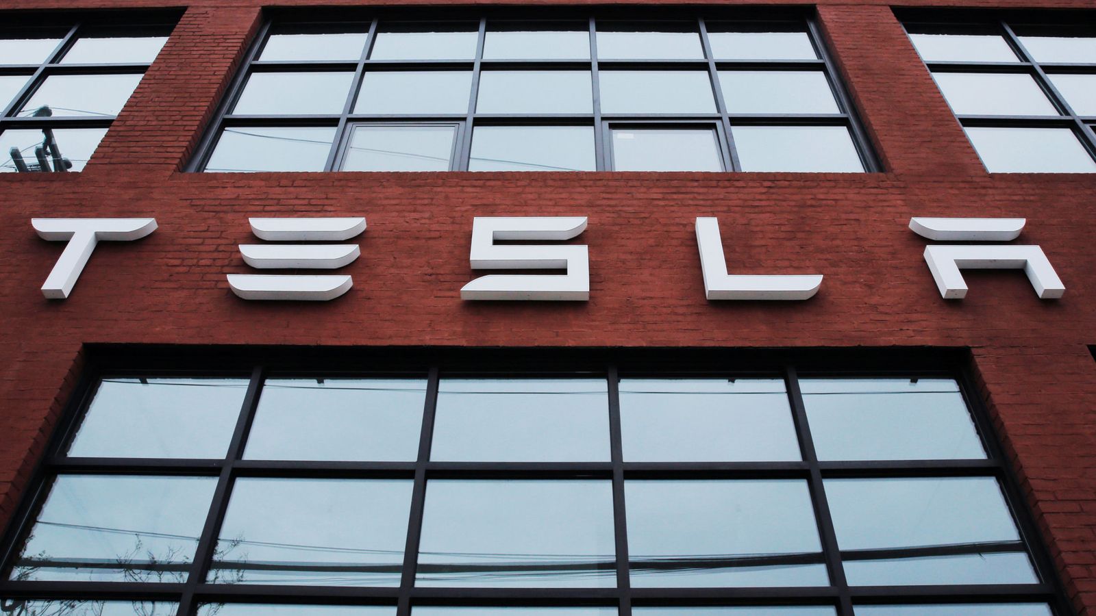 Foto: Edificio con el logo de Tesla en Nueva York. (Reuters)