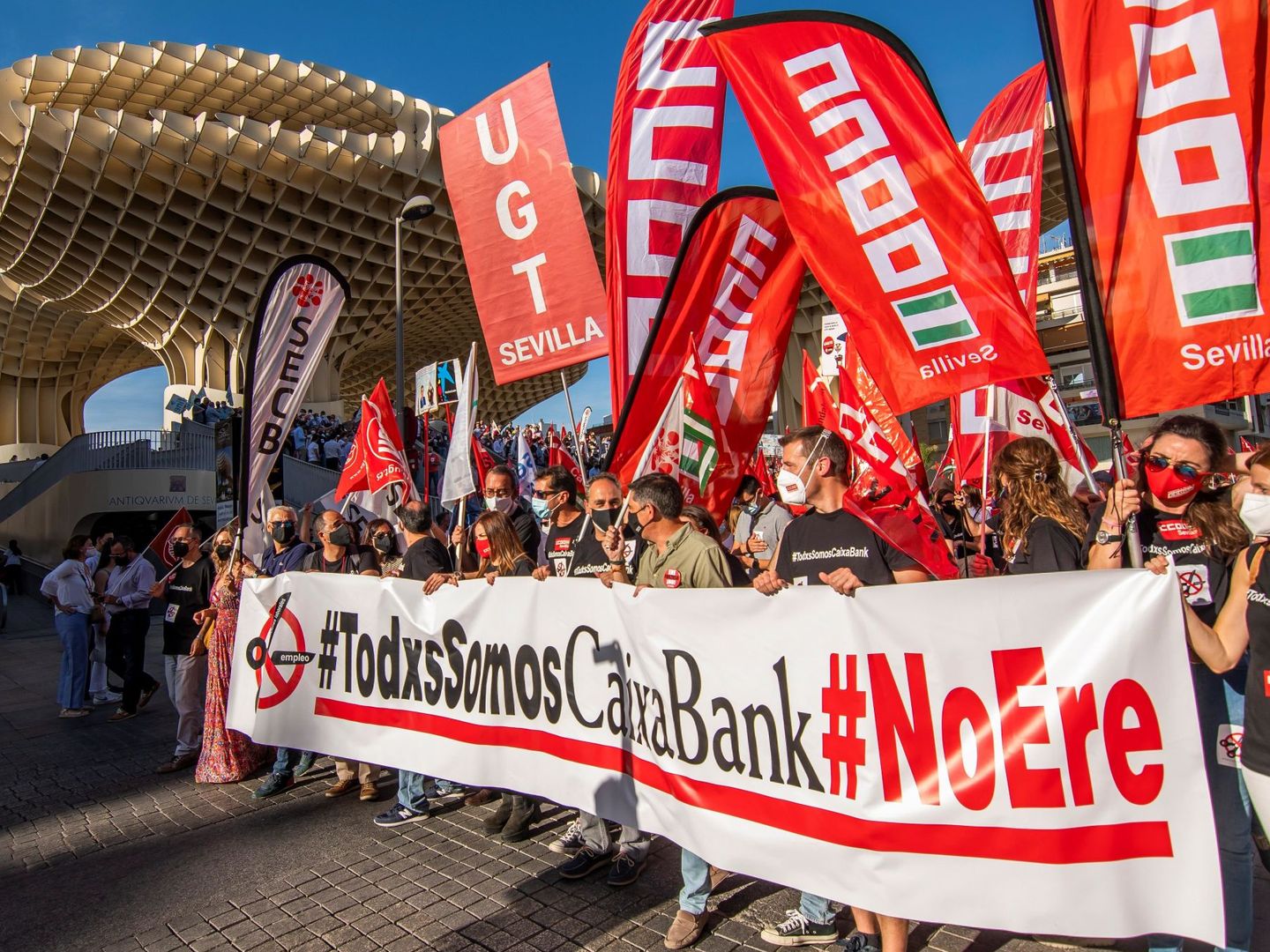Manifestación en Sevilla para rechazar el ERE de CaixaBank. (EFE)