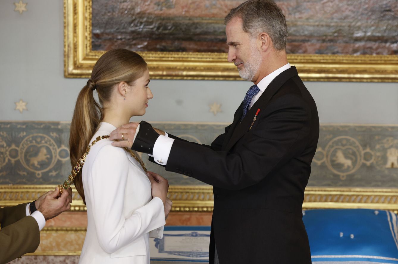 El rey Felipe le pone a su hija el collar de la Orden de Carlos III. (EFE)