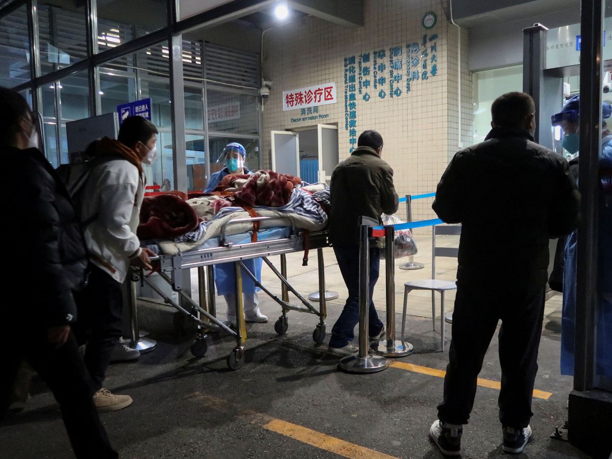 Foto: Entrada al hospital de Chengdu, colapsado ante el aumento de casos de covid en China. (Reuters(Tingshu Wang)