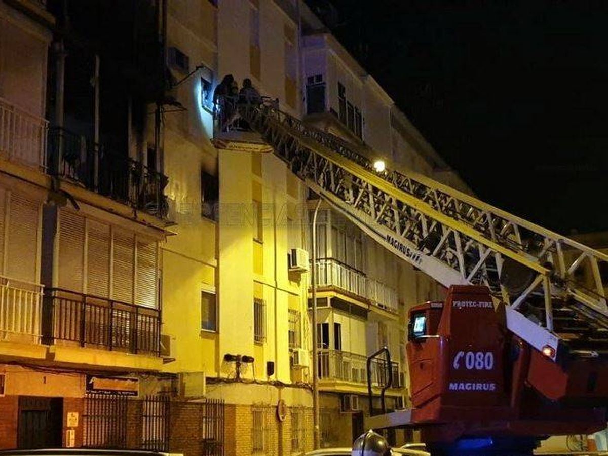 Foto: Foto de archivo de un incendio en Sevilla. (112 Emergencias) 