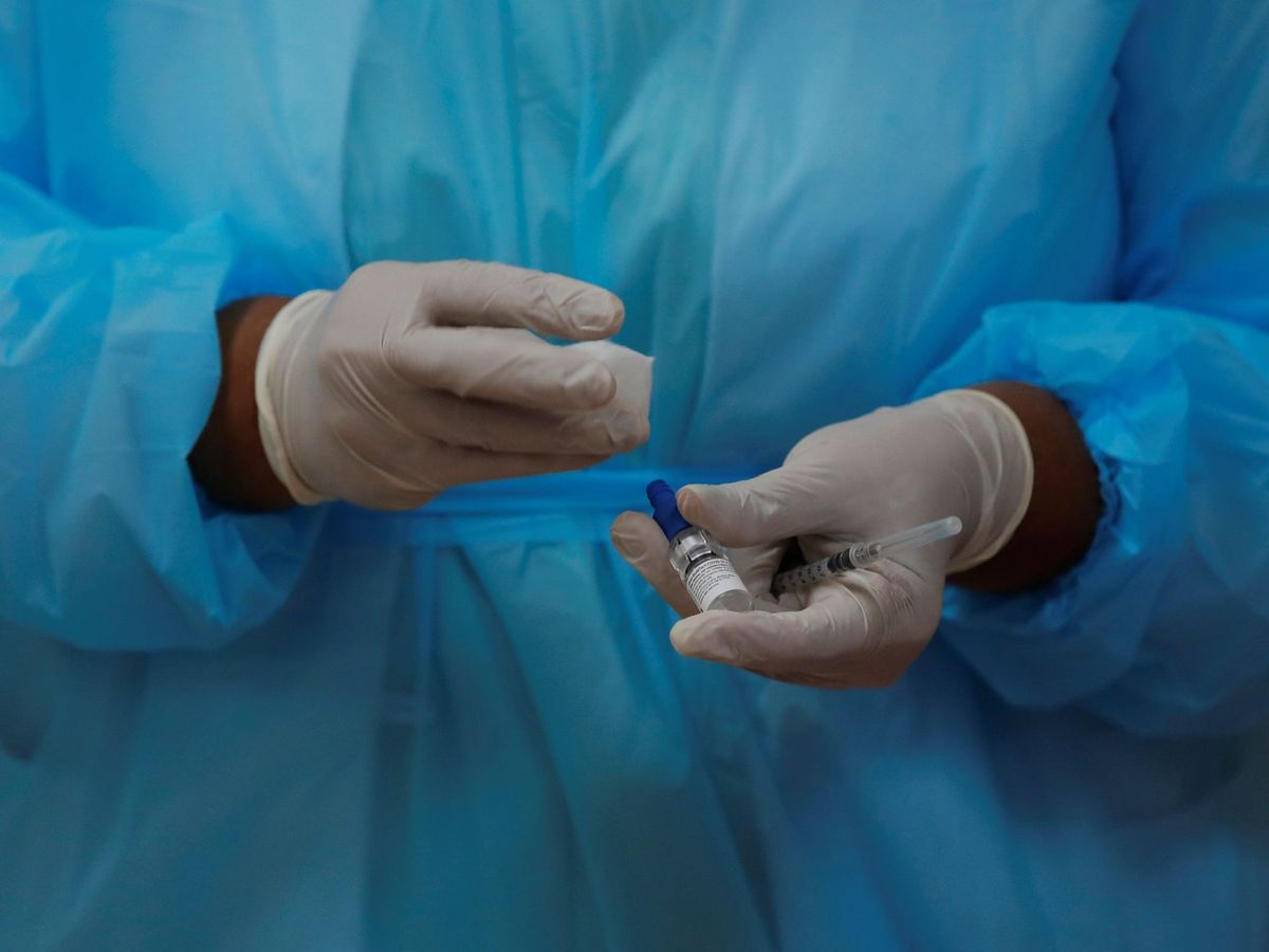 Foto: Una enfermera prepara la segunda dosis de la vacuna Pfizer BioNTech contra el covid. (EFE) 
