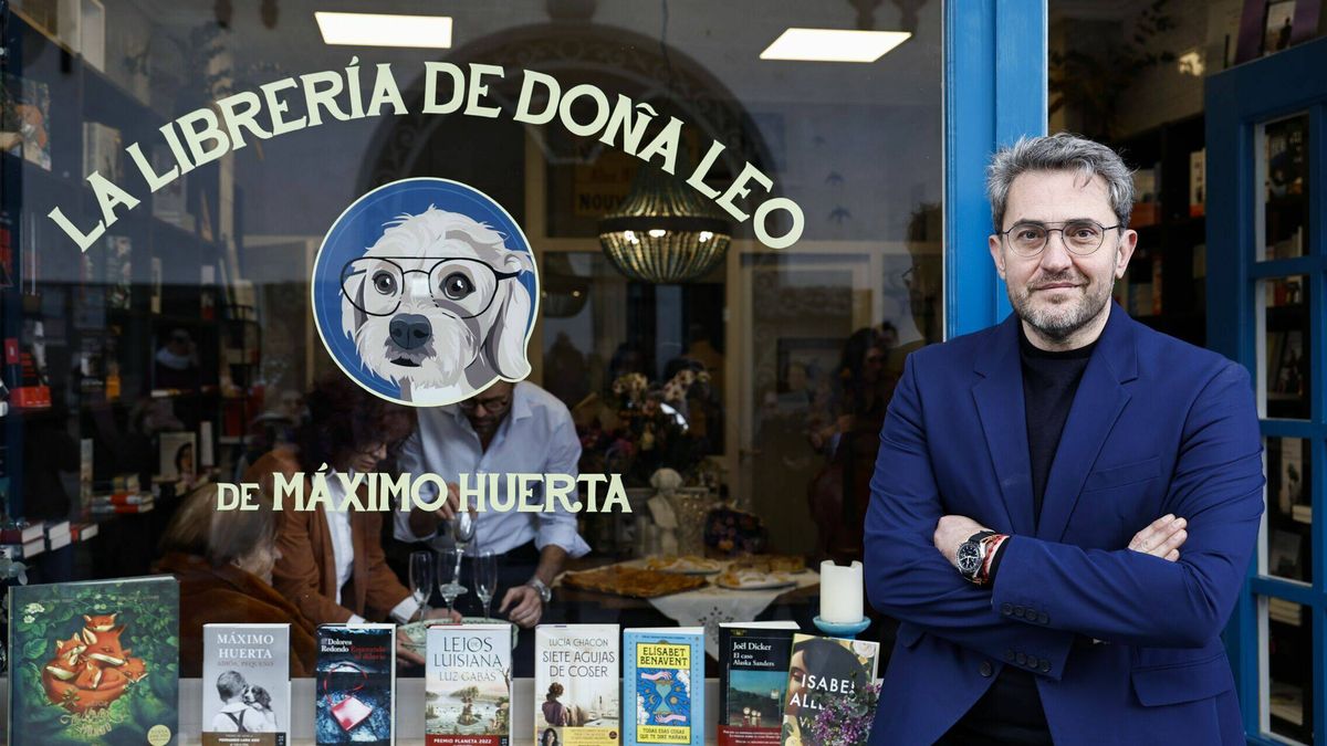 Máximo Huerta: una librería azul, lámparas vintage y fotos con Landero y Ana Mª Matute