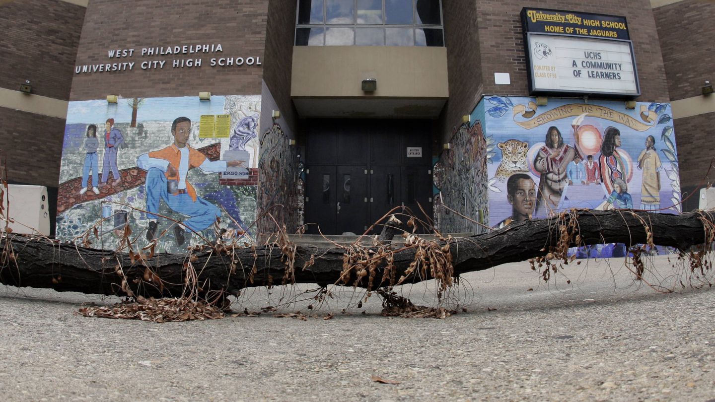 Un árbol caído frente a un instituto público en Filadelfia cerrado por falta de fondos, en septiembre de 2013. (Reuters)