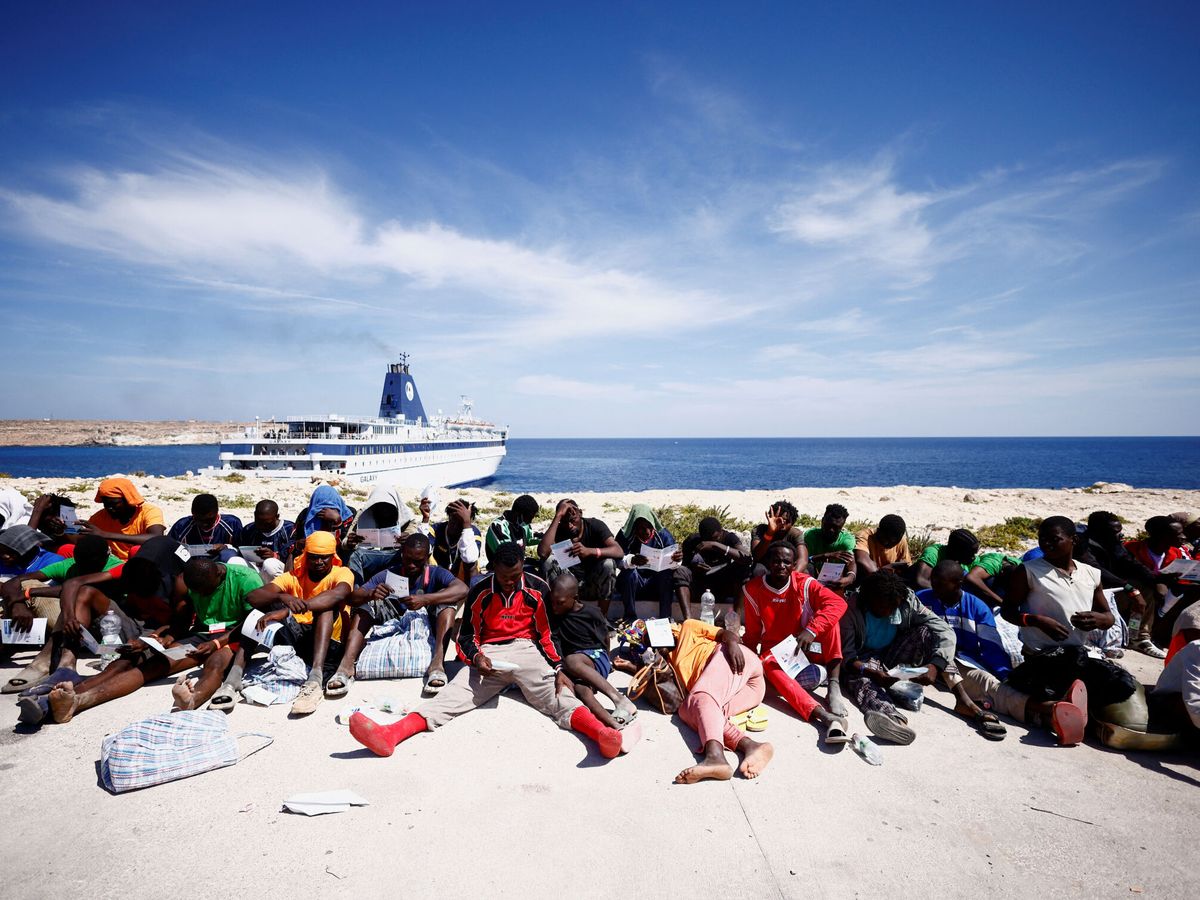 Foto: Migrntes recién llegados a la isla de Lampedusa, el 14 de septiembre. Yara Nardi / REUTERS