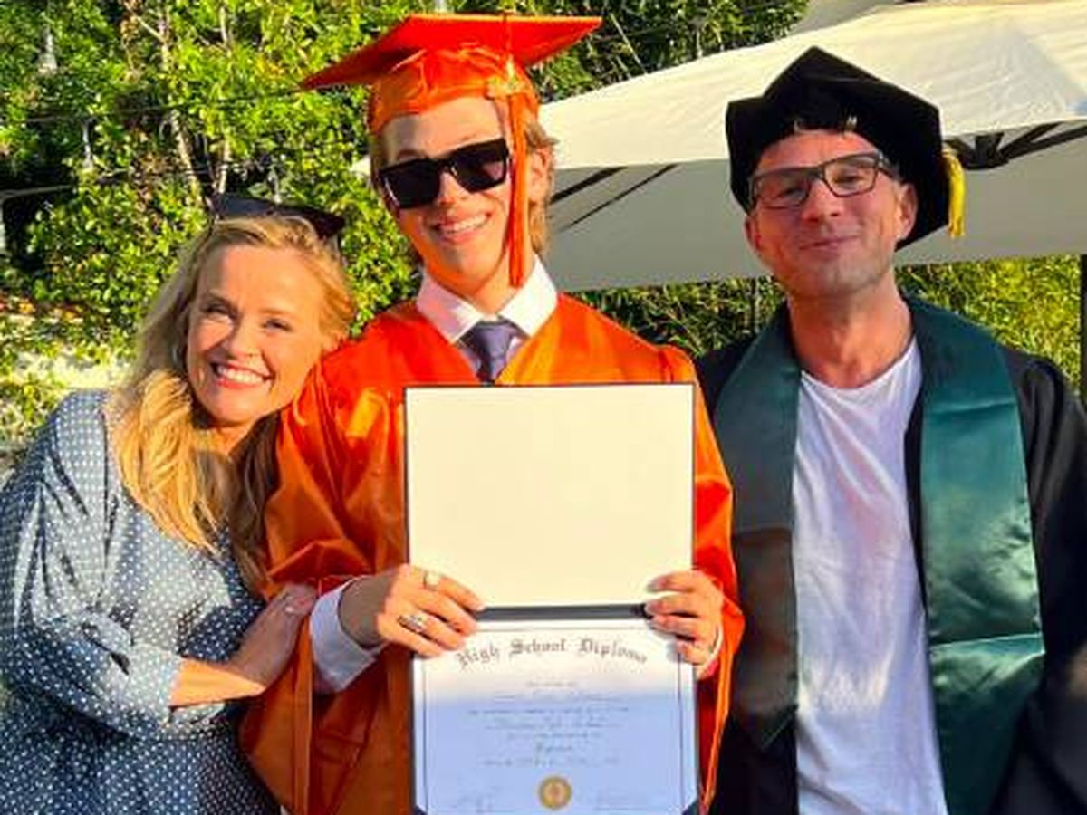 Foto: Reese Witherspoon y Ryan Philippe, en la graduación casera de su hijo. (Instagram/@reesewitherspoon)