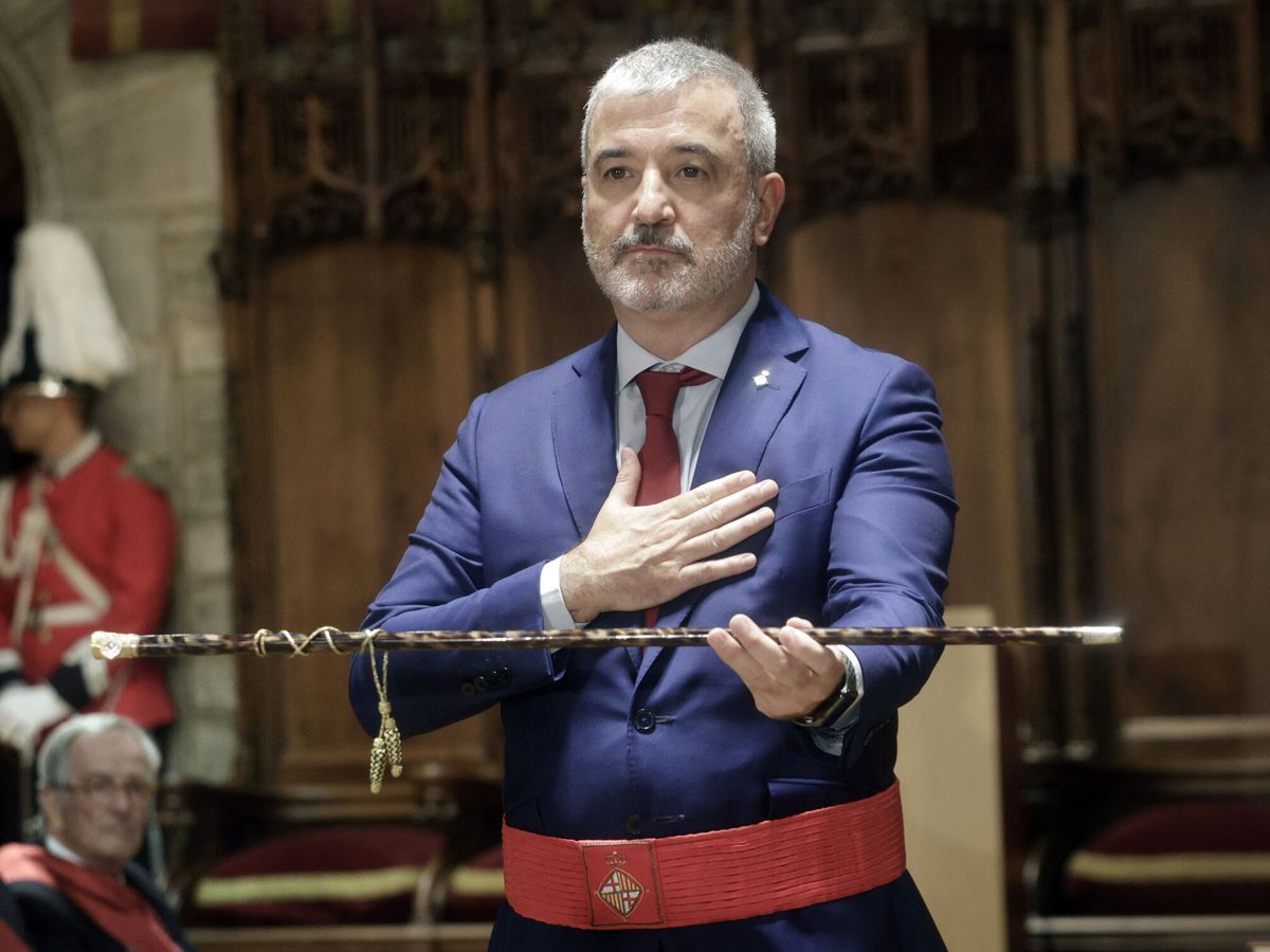 Foto: El socialista Jaume Collboni, con el bastón de mando tras ser elegido este sábado nuevo alcalde de Barcelona. (EFE/Quique García)