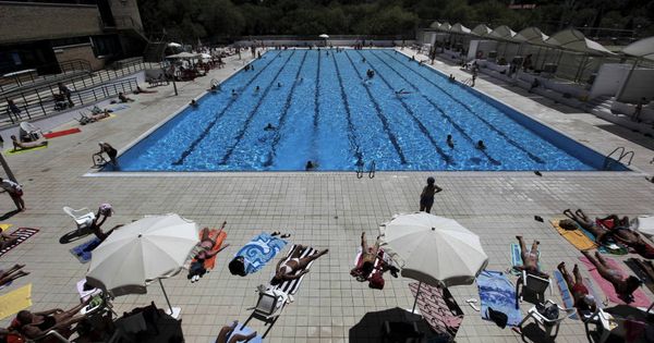 Foto: Vista general de una piscina municipal. (EFE)