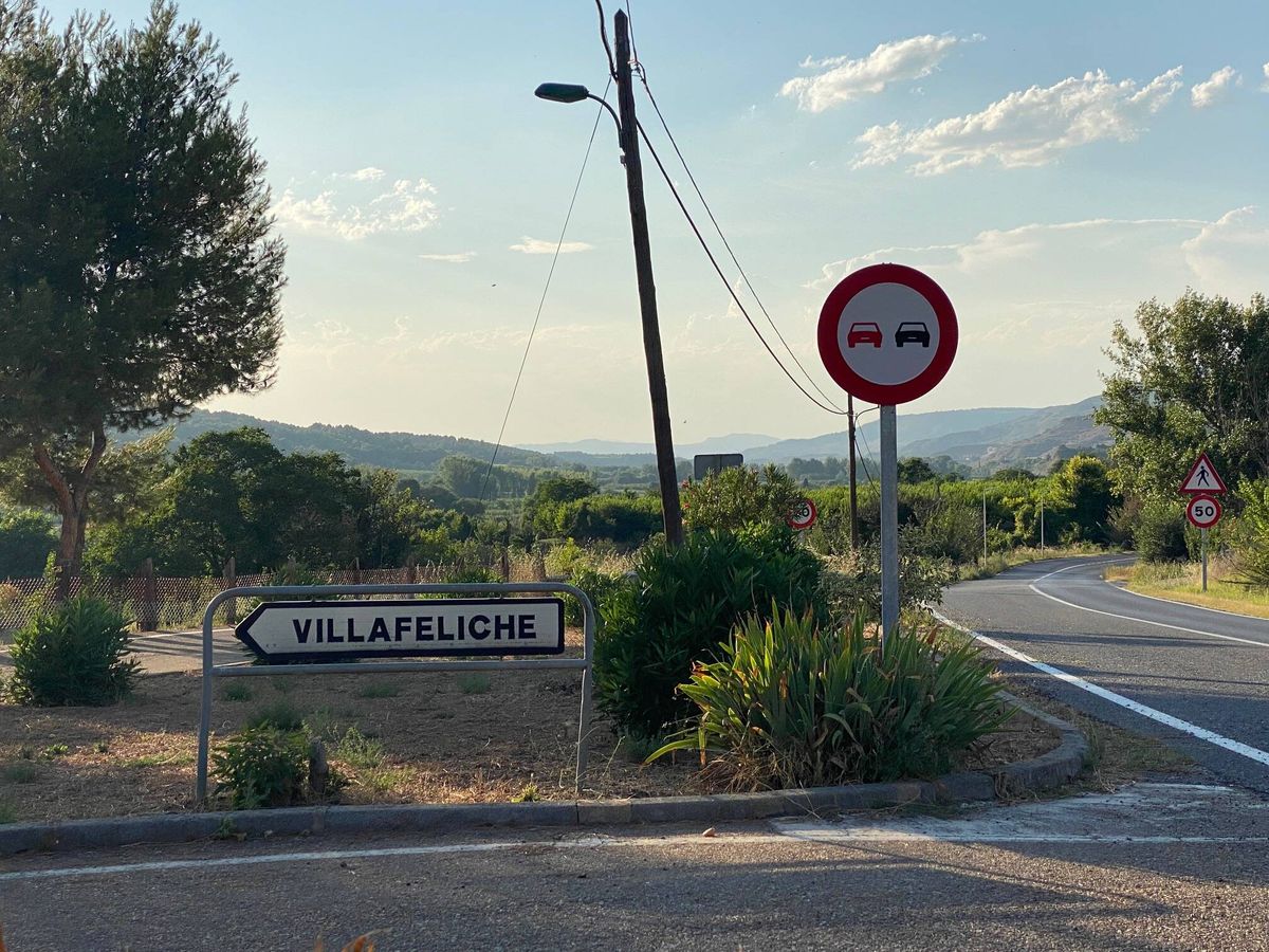 Foto: Cartel de entrada a Villafeliche. (Álvaro Sierra)