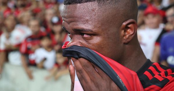 Foto: Vinicius Junior rompe a llorar en el que puede ser su último partido con el Flamengo. (Efe)