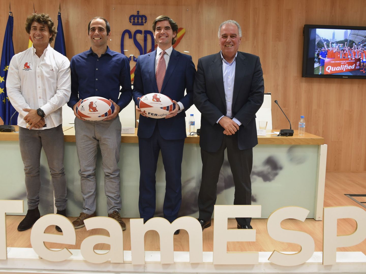 En la imagen, a la derecha, el presidente de la Federación de Rugby, Alfonso Feijoo (EFE)