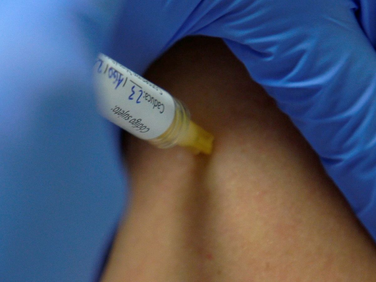 Foto: Empiezan a administrar a 30 voluntarios las primeras dosis de la vacuna hipra. (EFE)