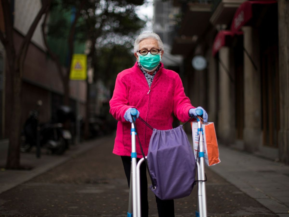 Foto: Jubilada de Barcelona, durante la pandemia. (EFE)