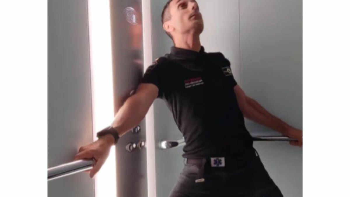 Un sanitario enseña cómo se puede sobrevivir a la caída de un ascensor