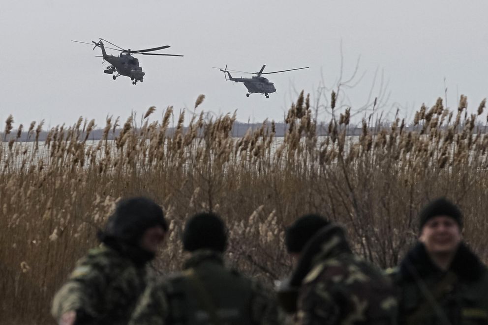 Helicópteros rusos mi-35 sobrevuelan a soldados ucranianos en Strelkovo (Reuters).