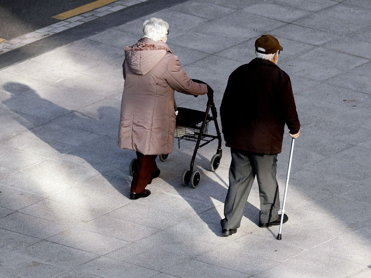 Foto: Imagen de dos ancianos en Bilbao. (EFE/Luis Tejido)