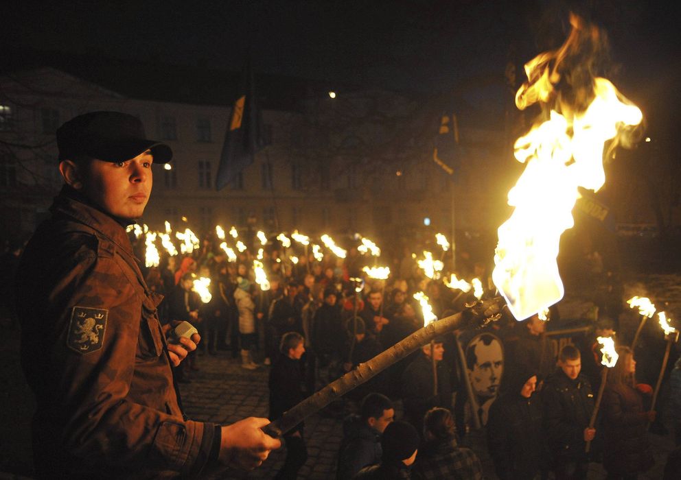 Foto: Seguidores de grupos nacionalistas ucranianos conmemoran el 104 aniversario del líder nacionalista Stepán Bandera (Efe).