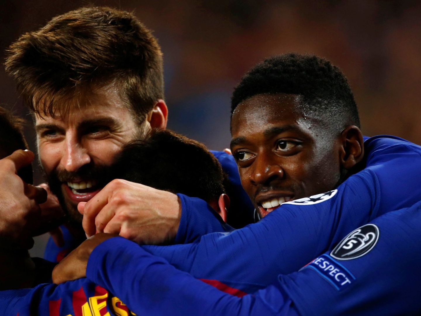 Dembélé, feliz con sus compañeros tras un gol ante el Olympique de Lyon. (EFE)