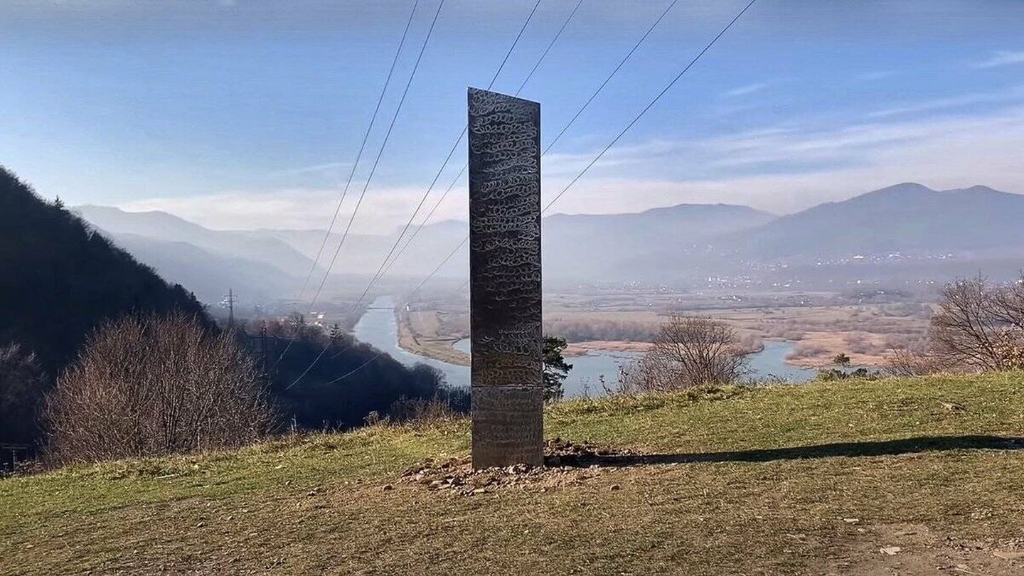 El monolito encontrado en Piatra Neamt, Rumanía. (Agencias)