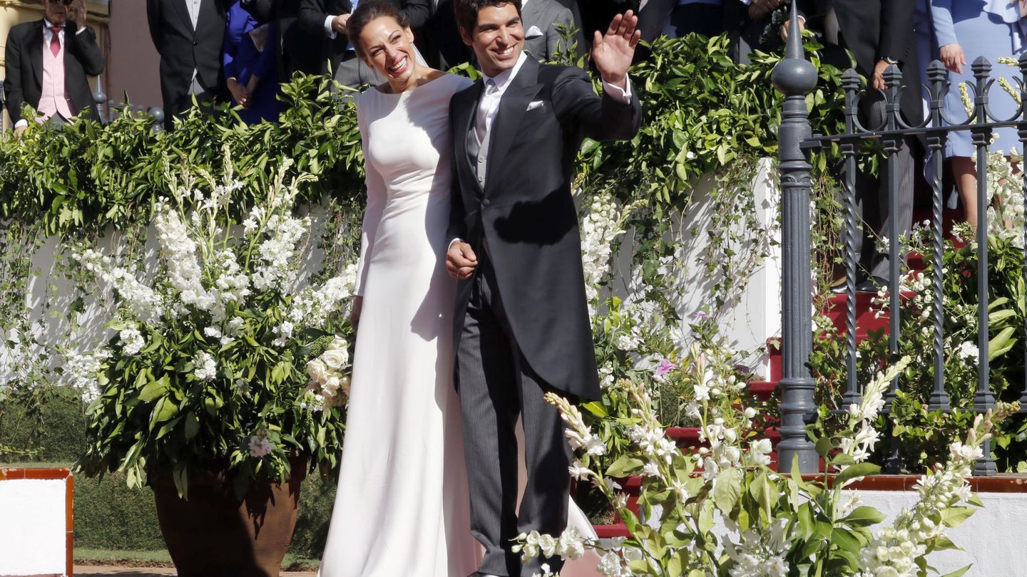 El torero Cayetano Rivera Ordóñez con la presentadora y ex miss Eva González durante el día de su boda en Mairena de Alcor, Sevilla.