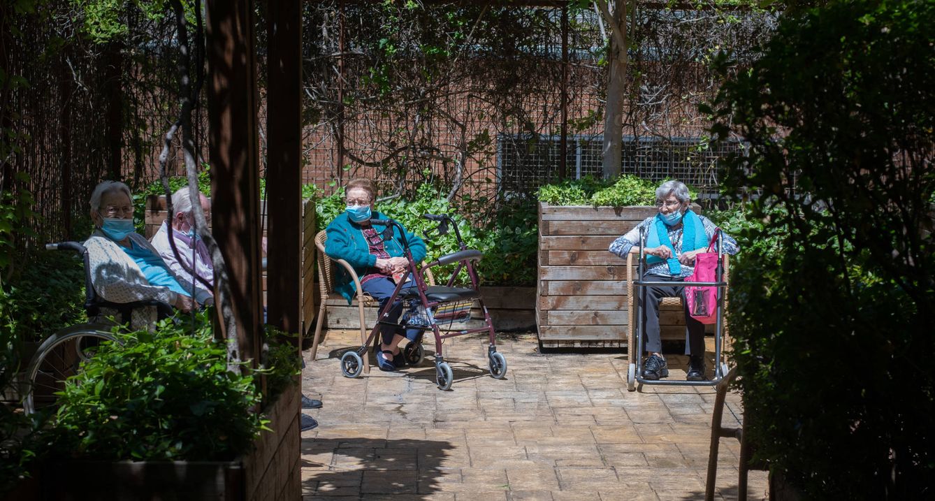 La desescalada en la residencia de Puente de Vallecas, con varios ancianos al sol respetando la distancia de seguridad. (Carmen Castellón)