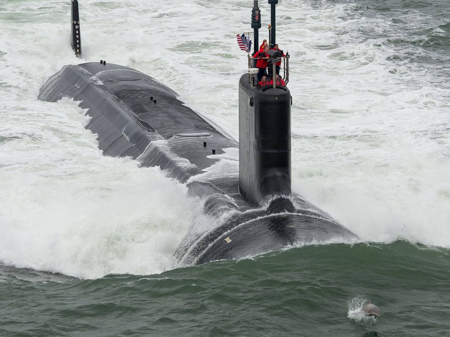 El submarino nuclear de ataque USS John Warner en una prueba (delfín incluido)