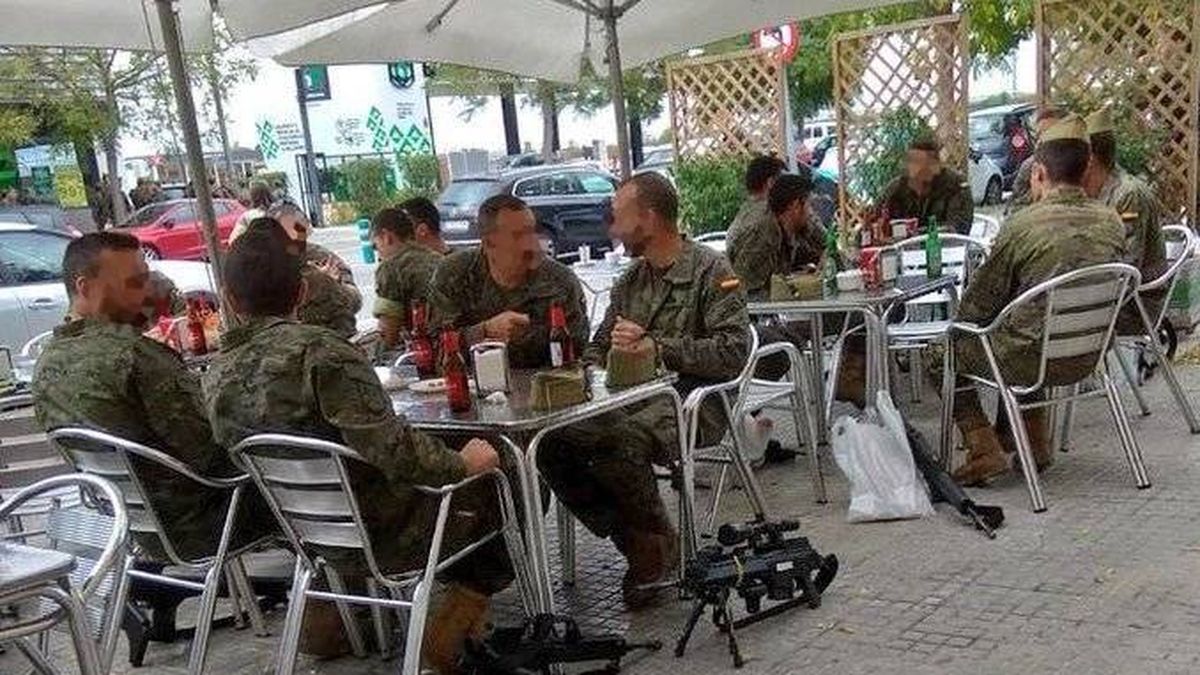 Una imagen de legionarios bebiendo cerveza en Barcelona desata la polémica