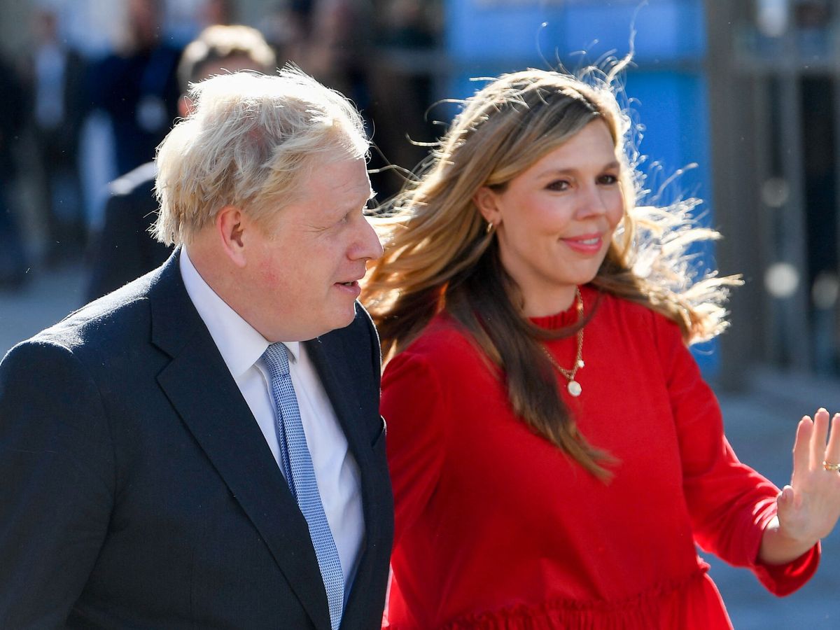 Foto: Boris Johnson, junto a su esposa, Carrie. (Reuters/Toby Melville)