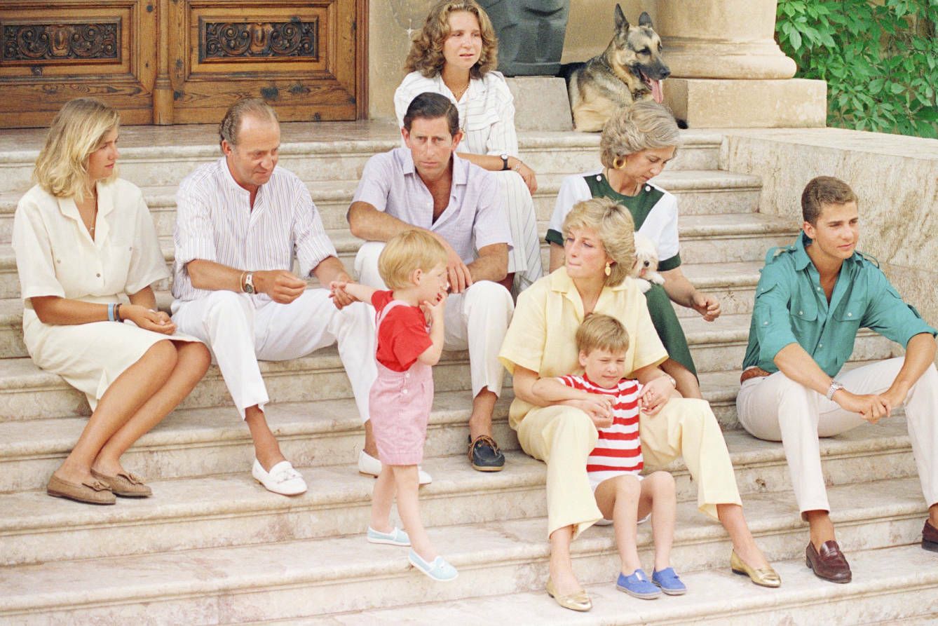 Los príncipes de Gales y sus hijos en Marivent. (EFE)